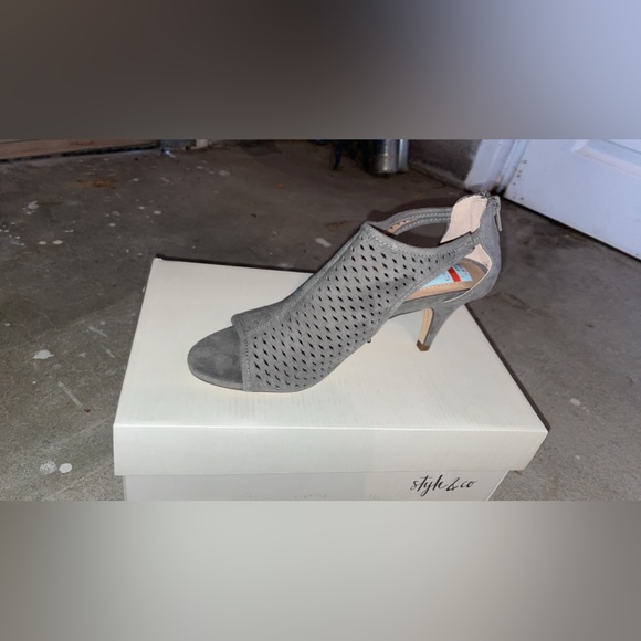 Heels - Picture 2 of 2